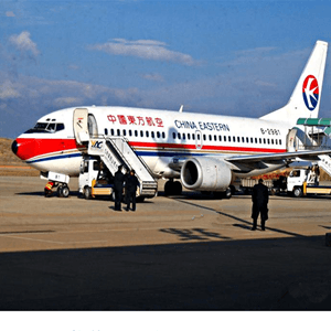 桂林两江机场空运航空快运业稳步发展的原因是什么？